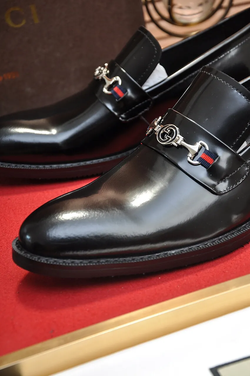 Men's shoes💰460💶Italy's top luxury men's shoe giant [GUCCI] has arrived in new style🍃Original European style🔰 Pleasant to the eye😍In order to make the shoes more durable and non-deformable🌀The production continues to follow traditional methods but there is still no lack of innovation💪The original sheepskin is chosen for the leather♻Smooth, natural and extra bright⭐Made of imported cowhide, the first choice of the rich 38-45 (45 customized)